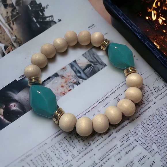 Wood beads bracelet with turquoise pendant - Picture 2 of 3